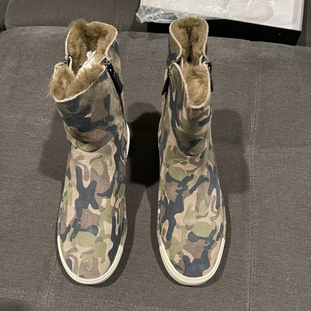 JD Slides Green Camo Suede Victory Boots Faux Fur Size 8.5 Booties